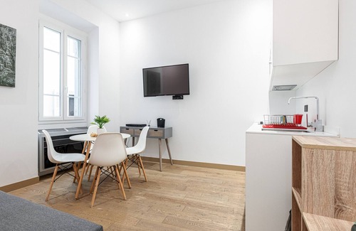 Nice Apartment | Garibaldi Square - Cozy 1 Bdr Old Town AC