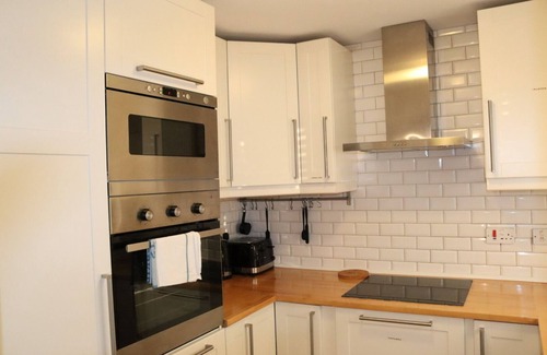 Dartford Apartment | Garland Modern Apartment With Private Entrance, Parking & Garden Dartford 5