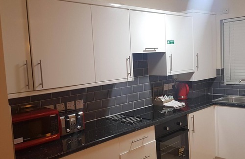 Woodside House | Garland Modern House with Private Parking & Garden Croydon