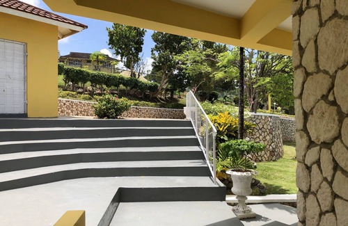 Runaway Bay Villa | 'Garryowen' The Alluring Hill Top Villa