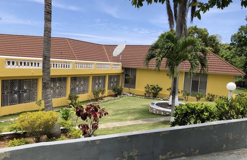 Runaway Bay Villa | 'Garryowen' The Alluring Hill Top Villa