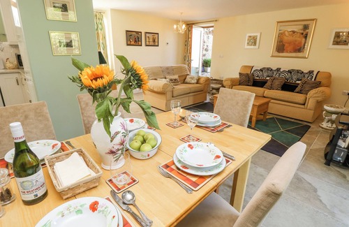 Newport Cottage | GARSTONS BARN, pet friendly, with a garden in Newport, Isle Of Wight
