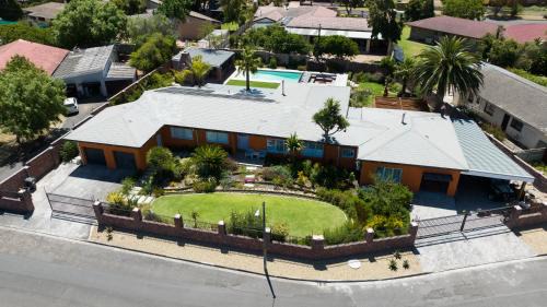 Belville Apartment | Garten Wohnung mit Pool, 2 Schlafzimmer