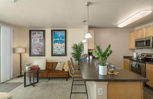 East Village Apartment | Gaslamp Cozy Suit with Free Parking, Pool, Hot Tub