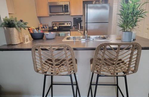 East Village Apartment | Gaslamp Cozy Suit with Free Parking, Pool, Hot Tub