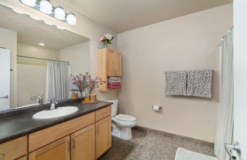 East Village Apartment | Gaslamp Cozy Suit with Free Parking, Pool, Hot Tub