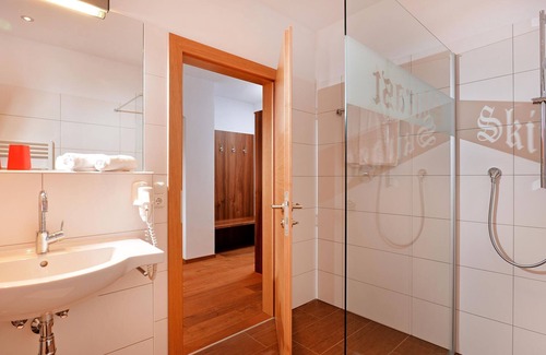 Kirchberg in Tirol House | Gasthof Skirast - Double room with shower, WC