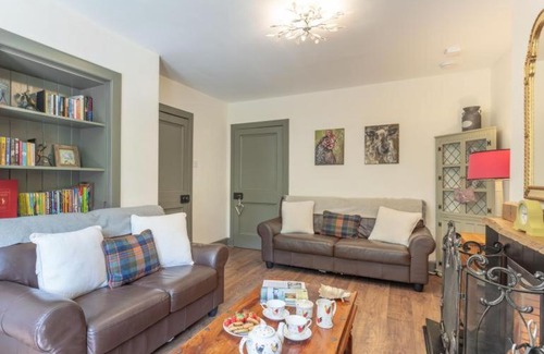 Laurencekirk House | Gate Lodge with Hot Tub