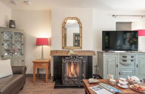 Laurencekirk House | Gate Lodge with Hot Tub