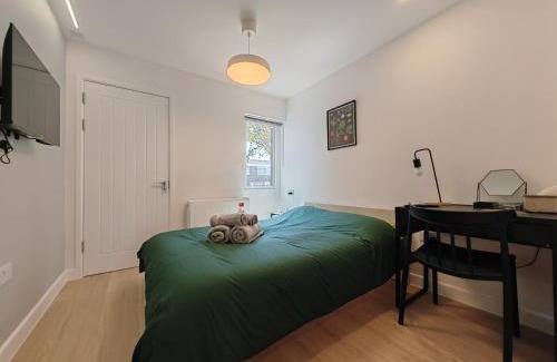 Patchway House | Gated 2 Guests Private House Free Parking