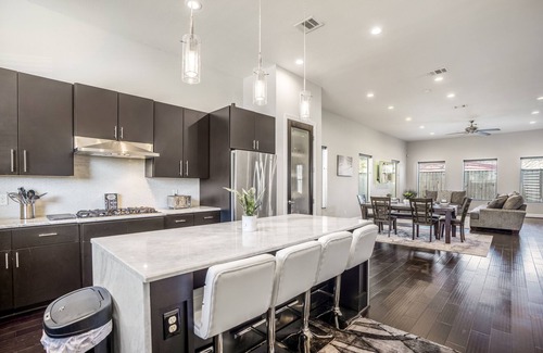 OST - South Union House | Gated 4BR Lux Home With Jacuzzi Located Near Downtown