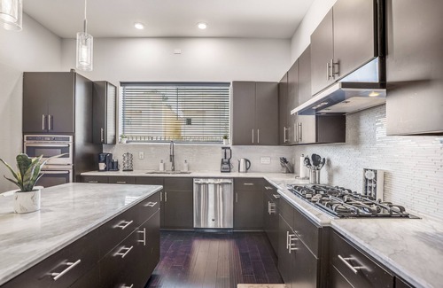 OST - South Union House | Gated 4BR Lux Home With Jacuzzi Located Near Downtown