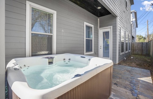 OST - South Union House | Gated 4BR Lux Home With Jacuzzi Located Near Downtown