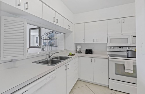 Marco Island Condo | Gated beachfront condo w/nice views, pools & gym