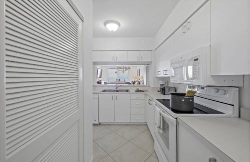 Marco Island Condo | Gated beachfront condo w/nice views, pools & gym