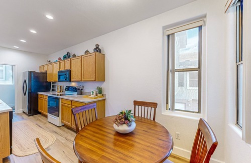 Kierland Condo | Gated community condo with pool, hot tub, gym, & private patio - near golf