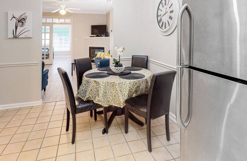 Vaught Condo | Gated condo with on-site pool, tennis, & putting green - near beach/golf