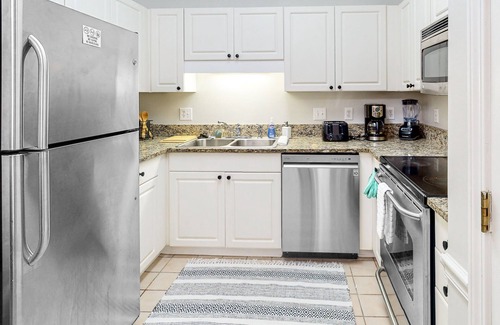 Vaught Condo | Gated condo with on-site pool, tennis, & putting green - near beach/golf