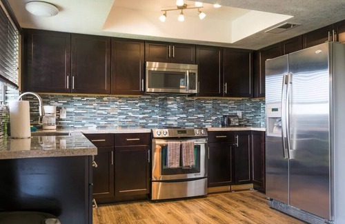 Dobson Ranch House | Gated Dobson Ranch townhouse, balcony, golf views