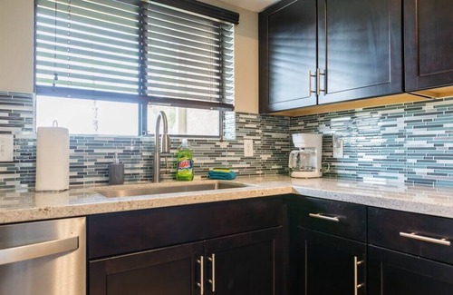 Dobson Ranch House | Gated Dobson Ranch townhouse, balcony, golf views