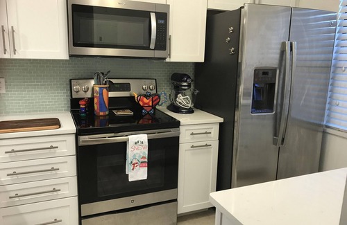 Ventura Condo | Gated golf community. Free wifi & Cable. King Bed and Heated pool.
