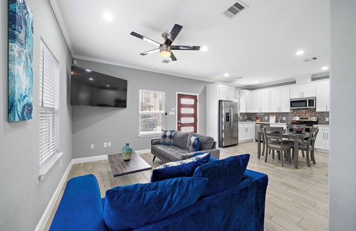 Southeast Houston House | Gated I 2.5 Bath + Laundry I Near NRG + Medical Center + HOU airport
