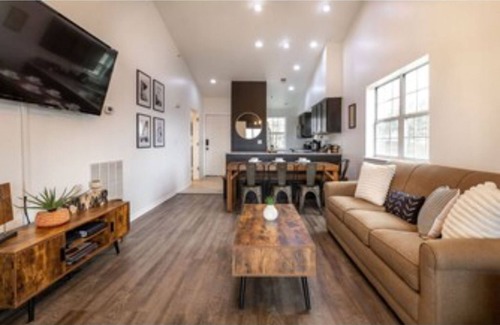 Branson Condo | Gated, Luxe Mid-Century Modern Condo| Walk to golf & pools!