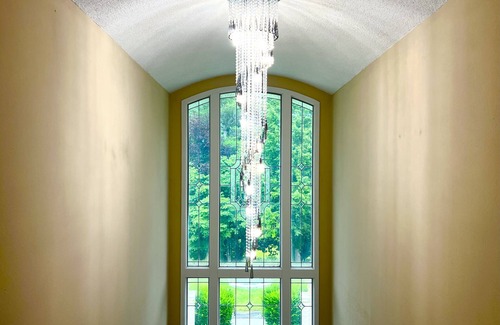 Andover House | Gated Mansion: Basketball Court, Movie Theater, Views, & free vineyard tours !