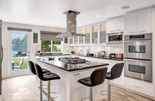 Woodland Hills House | Gated Modern 6BR w/Tennis, Basketball, Pool, Spa