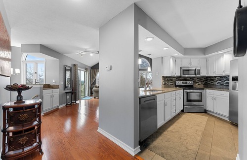 Table Rock Condo | GATED RESORT~ 5 MIN to 76 STRIP ~ NO STAIRS TO MASTER, POOLS, GOLF & GARAGE !