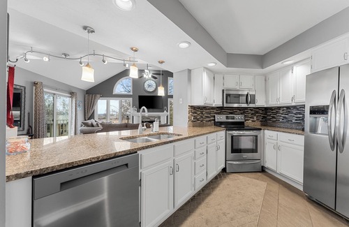 Table Rock Condo | GATED RESORT~ 5 MIN to 76 STRIP ~ NO STAIRS TO MASTER, POOLS, GOLF & GARAGE !