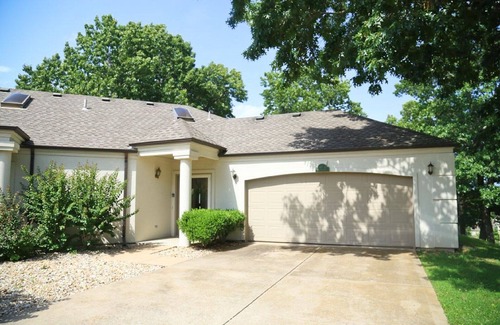 Table Rock Condo | GATED RESORT~ 5 MIN to 76 STRIP ~ NO STAIRS TO MASTER, POOLS, GOLF & GARAGE !