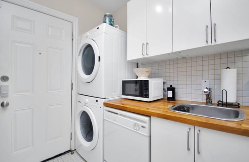 South Central Houston Apartment | Gated Stylish 1-1 Suite in Medical Center