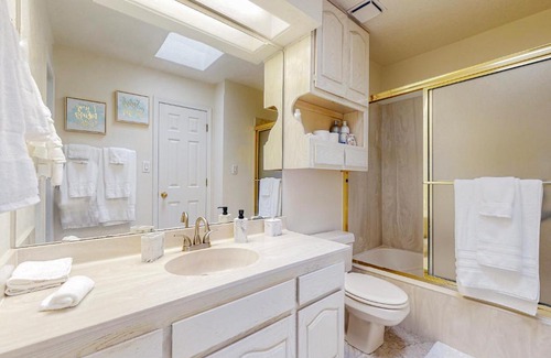 Northeast Heights House | Gated Townhome with 2 Master Suites and Jetted tub