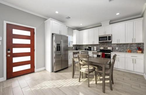 Southeast Houston Apartment | Gated Unit With Laundry l Near NRG and Med Center and HOU Airport