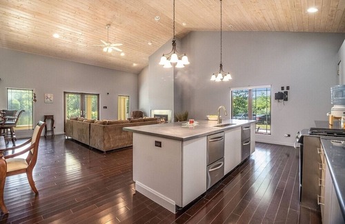Ottawa House | Gated Waterfront Nature Retreat 5 minutes from Starved Rock State Park