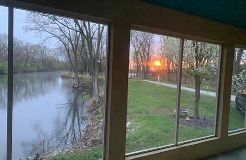 Ottawa House | Gated Waterfront Nature Retreat 5 minutes from Starved Rock State Park