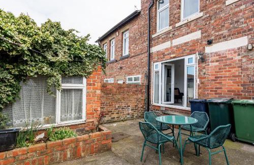 Gateshead House | Gateshead 4 Br Home For Serenity Stay