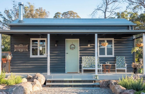 Pozieres Cottage | Gateway to The Granit Belt. Peaceful Pet-Friendly Farm Stay at Donnellys Castle