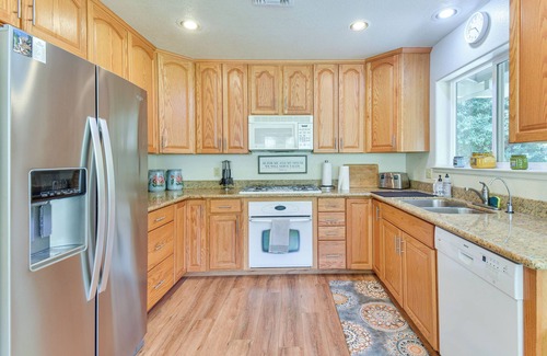 Groveland House | Gateway to Yosemite: Group-Friendly Groveland Home