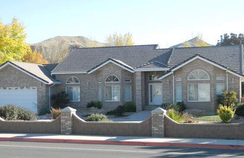 Hurricane Apartment | Gateway to Zion - Sleeps 8!