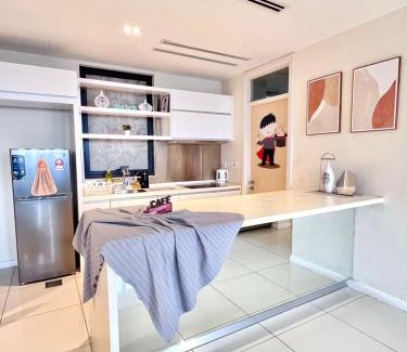 Petaling Jaya Apartment | Gathering 13-15pax Kids Friendly Near to SunwayPyramid 3R3B Soccer Table, Game Console, 5G WiFi Android Projector, Board Games 华人房东