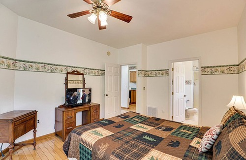 Gatlinburg Cabin | Gatlinburg - Birdland - 2 Bedroom - Sleeps 6