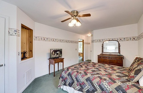 Gatlinburg Cabin | Gatlinburg - Birdland - 2 Bedroom - Sleeps 6