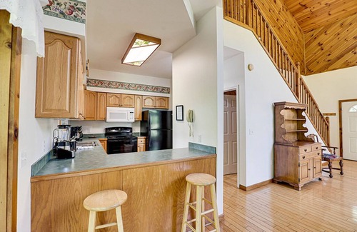 Gatlinburg Cabin | Gatlinburg - Birdland - 2 Bedroom - Sleeps 6