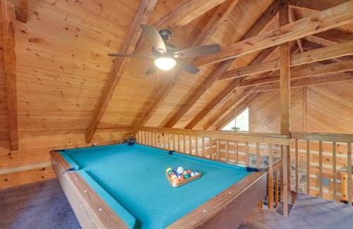 Gatlinburg - Pigeon Forge House | Gatlinburg Cabin with Pool Table about 6 Mi to Downtown!