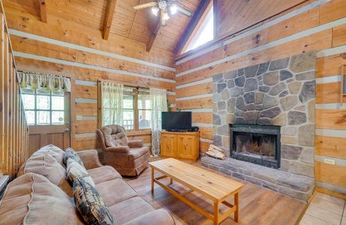 Gatlinburg - Pigeon Forge House | Gatlinburg Cabin with Pool Table about 6 Mi to Downtown!