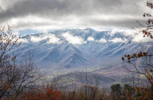 Chalet Village Ski Chalet | Gatlinburg Cabin With Breathtaking Views, Hot Tub, Sauna, 10 min to downtown and National Park