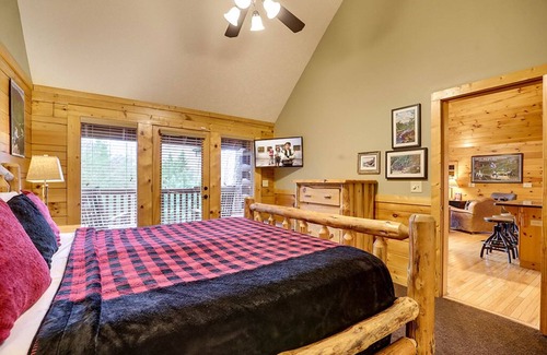 Gatlinburg - Pigeon Forge Cabin | Gatlinburg - Chimney Tops Overlook - 4 Bedroom - Sleeps 14