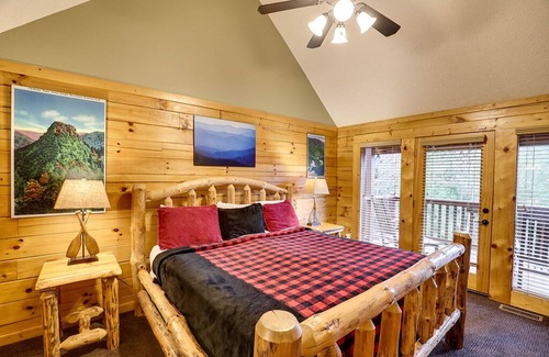 Gatlinburg - Pigeon Forge Cabin | Gatlinburg - Chimney Tops Overlook - 4 Bedroom - Sleeps 14